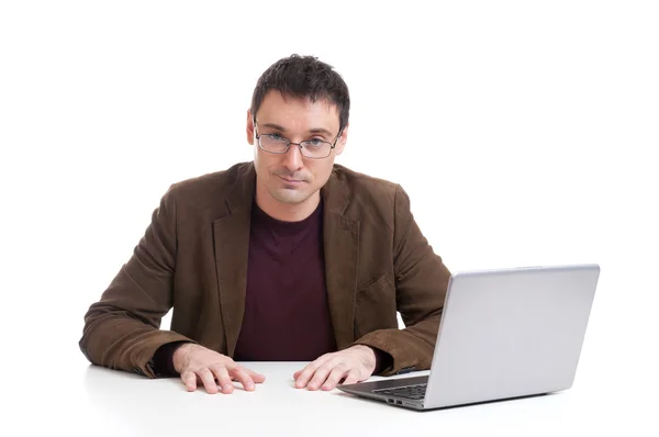 Homem feliz trabalhando no laptop — Fotografia de Stock