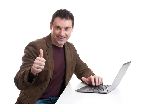 Homem feliz trabalhando no laptop — Fotografia de Stock