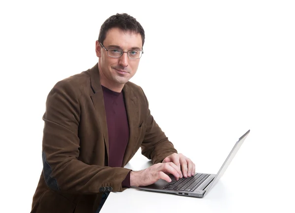 Homem feliz trabalhando no laptop — Fotografia de Stock