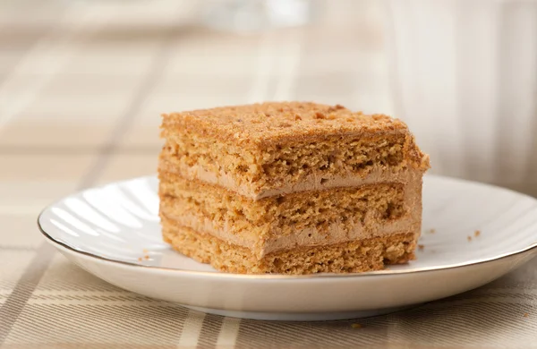 Rebanada de pastel de miel en capas — Foto de Stock