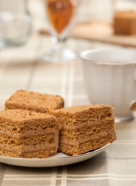 Rebanada de pastel de miel en capas — Foto de Stock