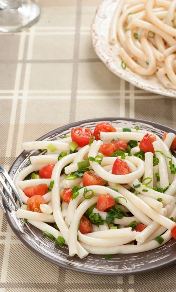 Espaguete com tomate e cebola — Fotografia de Stock