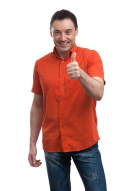 Mutlu adam işaret veriyor.