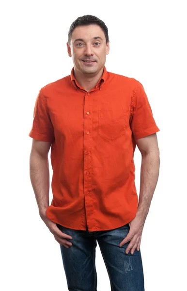 Sonriente hombre guapo feliz en camisa roja — Foto de Stock