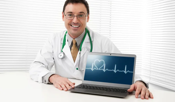 Médico com computador portátil — Fotografia de Stock