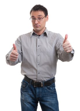 Genç casual adam başparmak yukarı