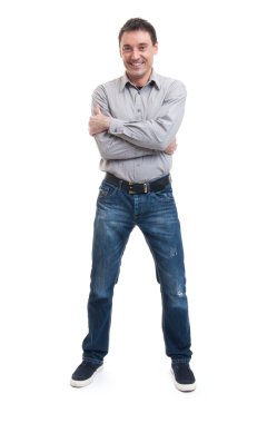 mutlu gülümseyen genç adam tam uzunlukta ayakta
