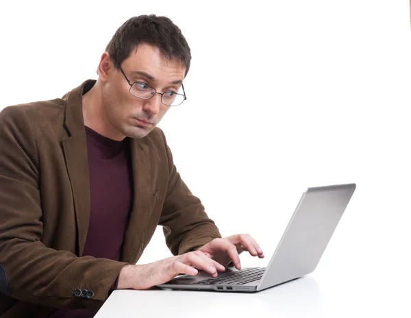 Jonge man aan het werk op laptopcomputer — Stockfoto