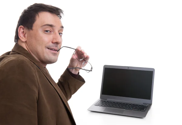 Jovem homem de negócios bonito com um laptop — Fotografia de Stock