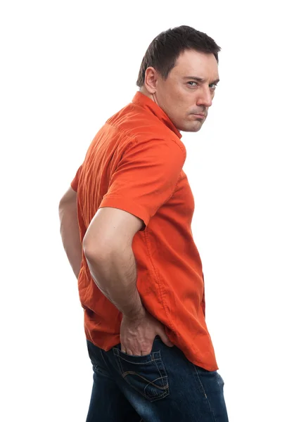 Hombre enojado en camisa roja con expresión gruñona — Foto de Stock