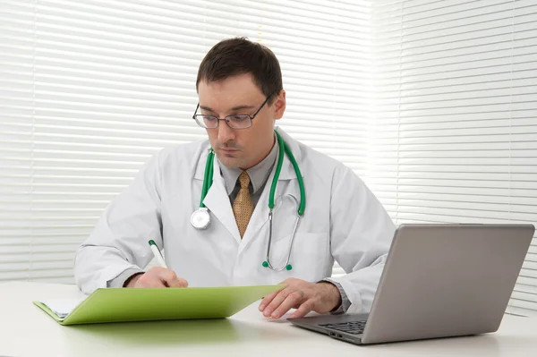 Médico usando seu computador portátil — Fotografia de Stock