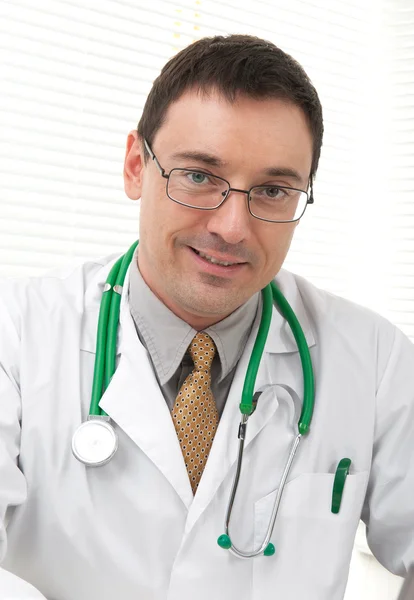 Мужской врач смотрит в камеру — стоковое фото