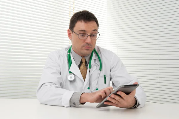 태블릿 컴퓨터를 사용하는 의사 — 스톡 사진