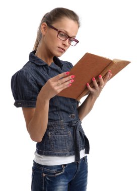 Kitap okuyan genç bir kadın.