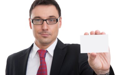 İş adamı kartvizit gösteriyor