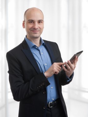 Dijital tablet ile kel adam