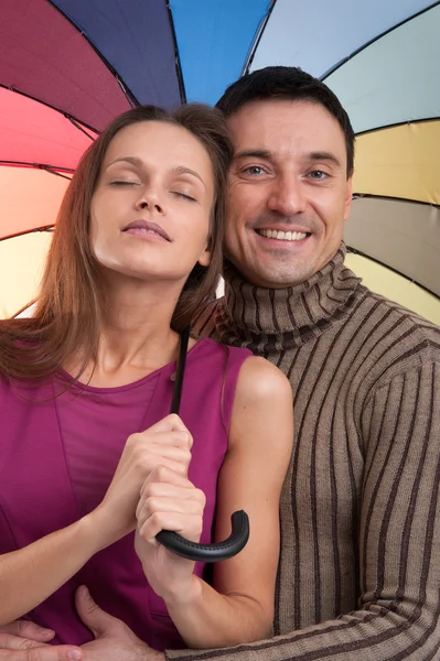 Happy couple with umbrella — Stock Photo, Image