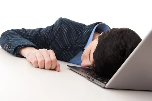 Homme d'affaires surmené dormir sur son ordinateur portable — Photo