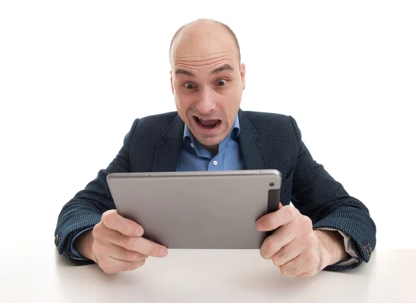 Hombre sorprendido con la tableta —  Fotos de Stock