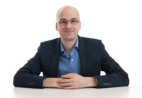 Bonito careca homem sentado na mesa — Fotografia de Stock