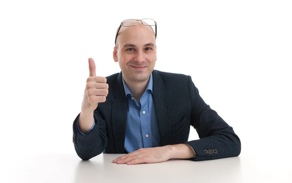 Pohledný muž ukazuje palcem nahoru znamení — Stock fotografie