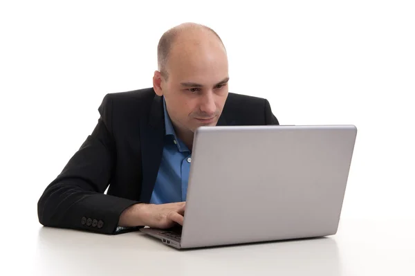 Zakenman werkt aan zijn laptop — Stockfoto