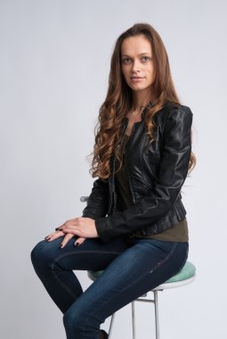 güzel bir sandalyede oturuyor