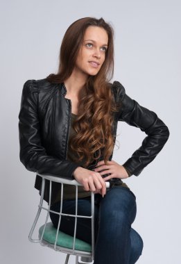 güzel bir sandalyede oturuyor