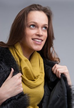 yukarıya bakıyor ve gülümseyen güzel kadın