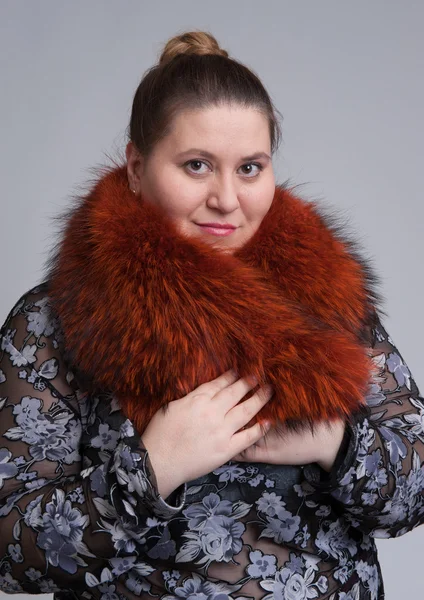 Mujer con bufanda de piel —  Fotos de Stock