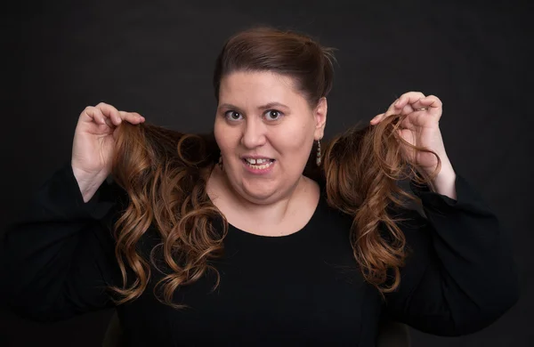 Mujer gorda con pelo largo y rizado — Foto de Stock