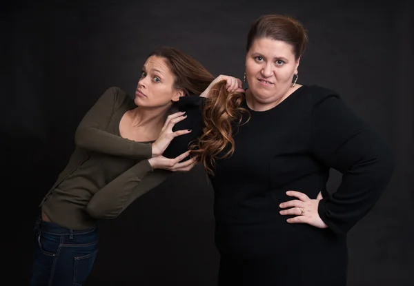 2 人の怒っている女性の戦い — ストック写真