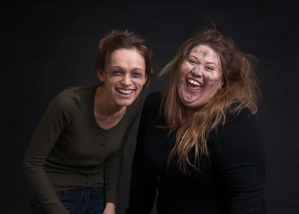 Dronken twee vrouwen op zwarte achtergrond — Stockfoto