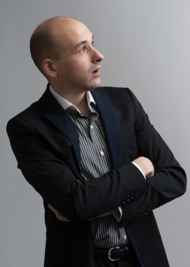 şaşırmış adam ararken