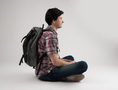 adamla oturup sırt çantası