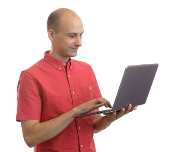 dizüstü bilgisayar ile gülümseyen kel adam