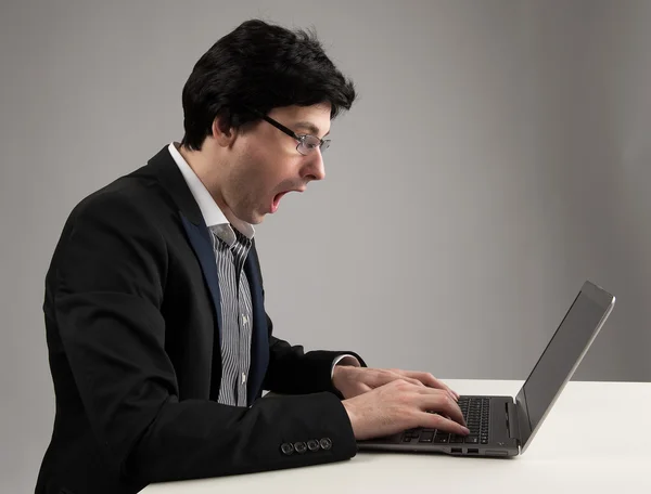 Onun laptop bakarak şok işadamı — Stok fotoğraf