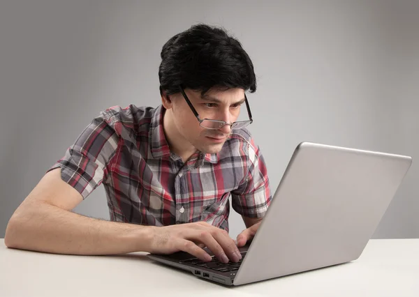 Uomo che lavora sul computer portatile — Foto Stock
