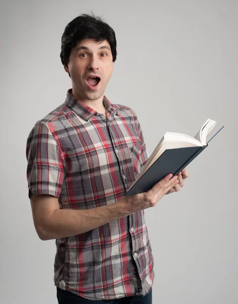 Mann mit Buch überrascht — Stockfoto