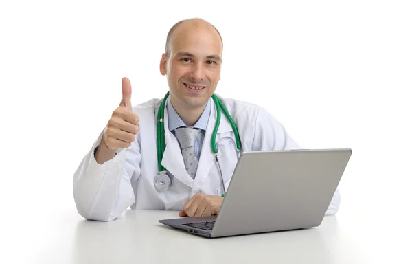 Stilig doktor sitter vid ett skrivbord med laptop — Stockfoto