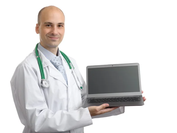 Médico mostrando tela de laptop em branco — Fotografia de Stock