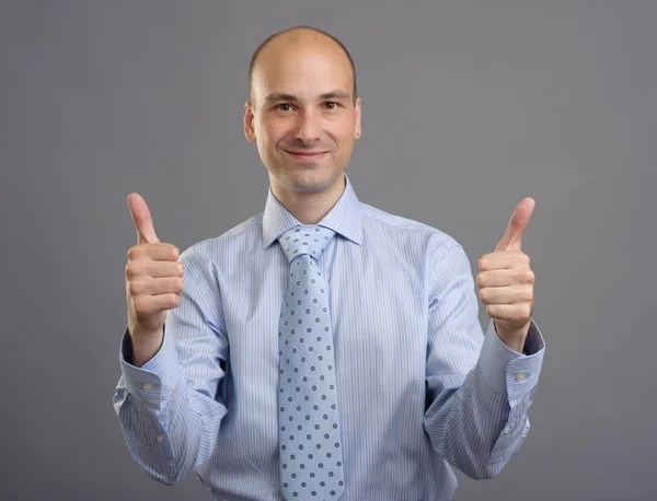 Sorridente empresário mostrando polegares para cima sinal — Fotografia de Stock