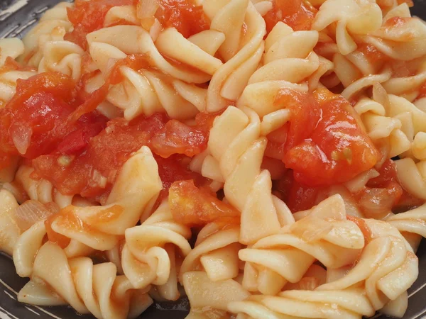 Makaron Fusilli z sosem pomidorowym — Zdjęcie stockowe