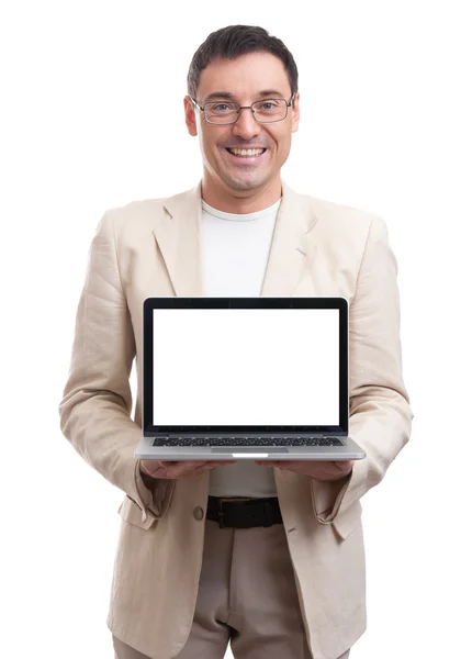 Hombre guapo mostrando portátil con pantalla en blanco — Foto de Stock