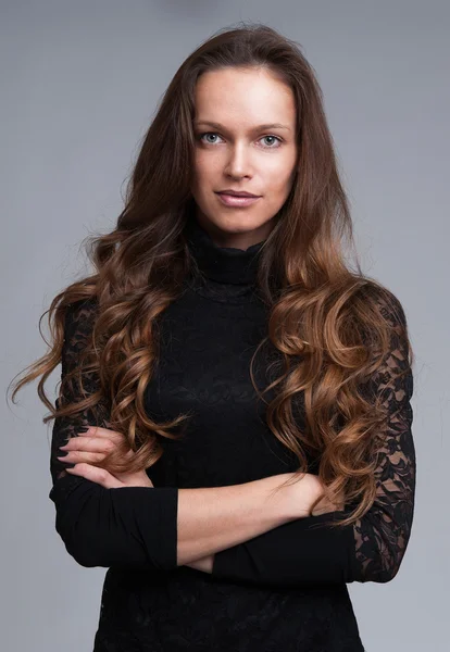 Mulher com cabelo castanho longo — Fotografia de Stock