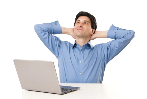 Glimlachende man tijdens het werk op laptopcomputer opzoeken — Stockfoto