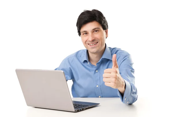 Werken bij de laptop met duim omhoog gebaar zakenman — Stockfoto