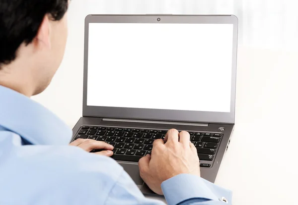 노트북으로 작업 하는 젊은 남자의 뒷 모습 — 스톡 사진