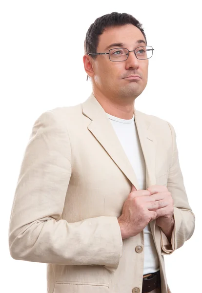 Beyaz takım elbise ve düşünme gözlük yakışıklı adam — Stok fotoğraf