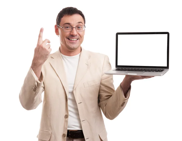 Красивый мужчина представляет ноутбук с чистым экраном — стоковое фото